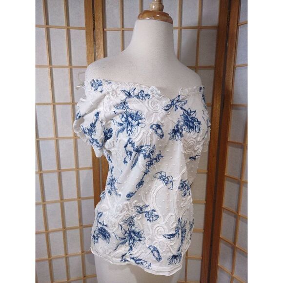 Lemon Grass Sm Embroidered Top - Picture 12 of 16